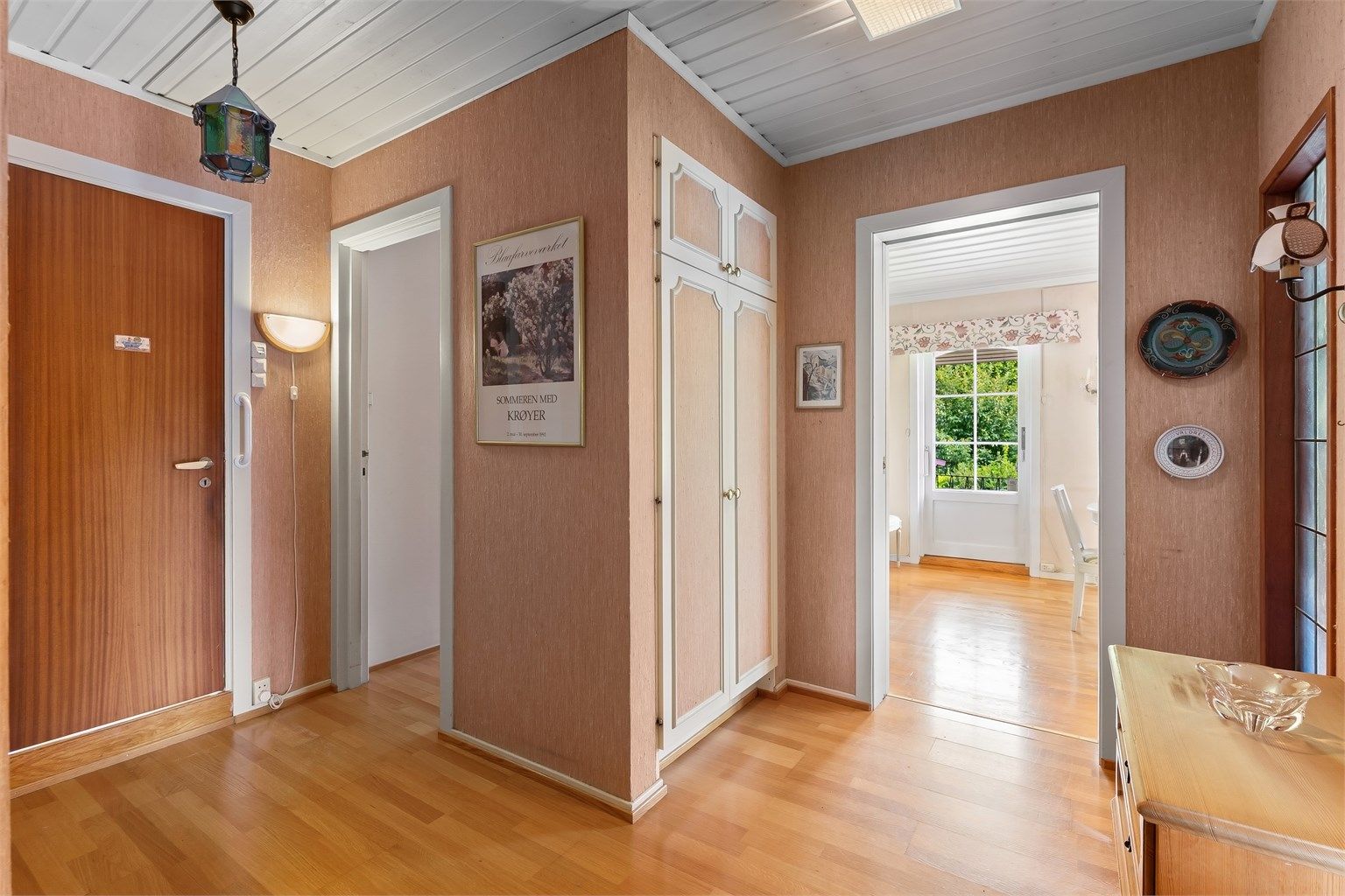 Fra gangen er det inngang til stue, kjøkken og soveromsavdeling.