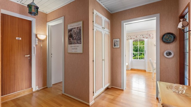 Fra gangen er det inngang til stue, kjøkken og soveromsavdeling.