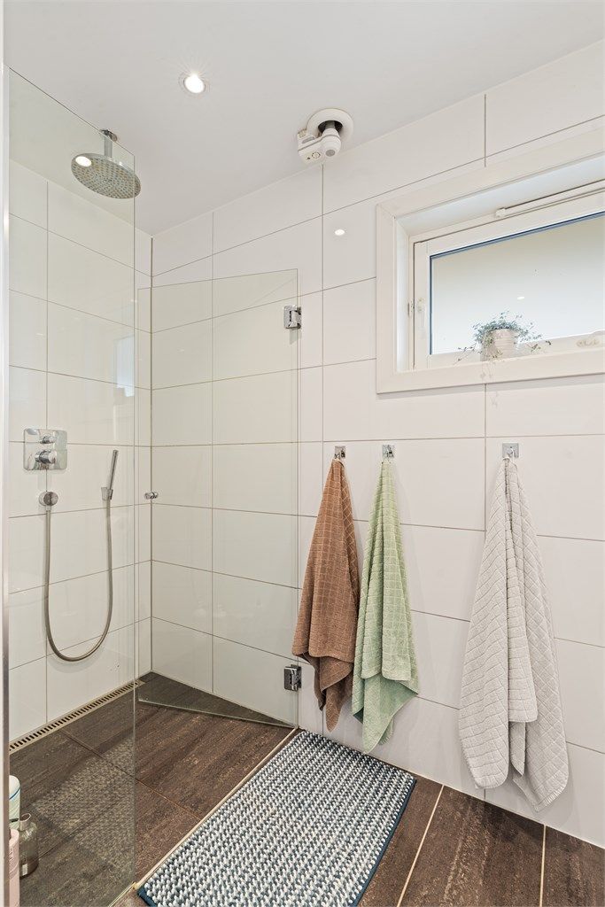 Badet har gulvvarme og dusjnisje med regndusj