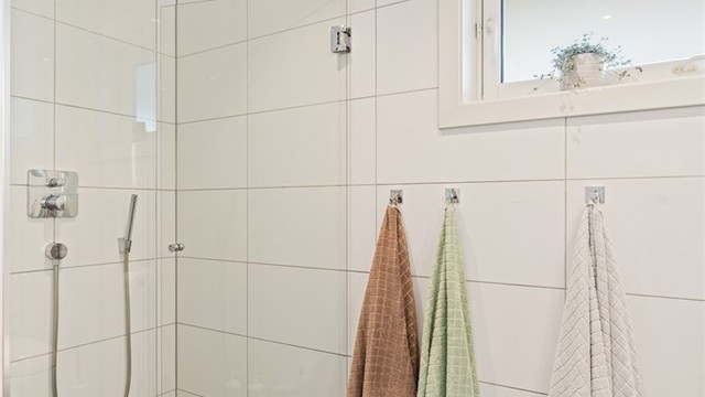 Badet har gulvvarme og dusjnisje med regndusj