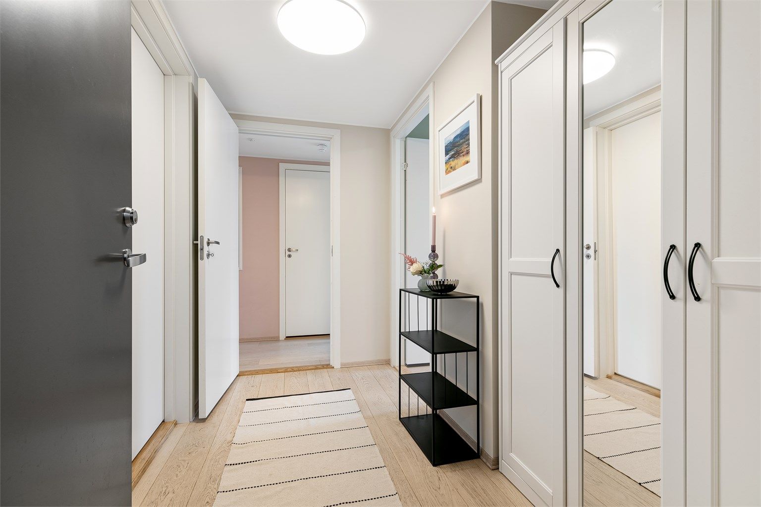 Velkommen inn! Lys og romslig entrè med god oppbevaringsplass.