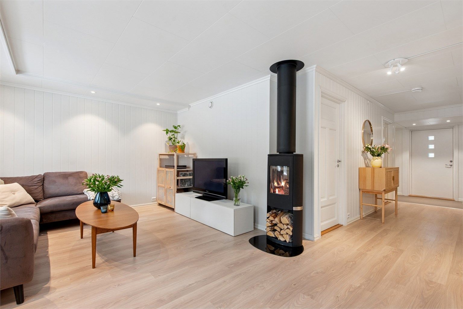 Oppvarming med vedovn - balansert ventilasjon sørger for godt inneklima