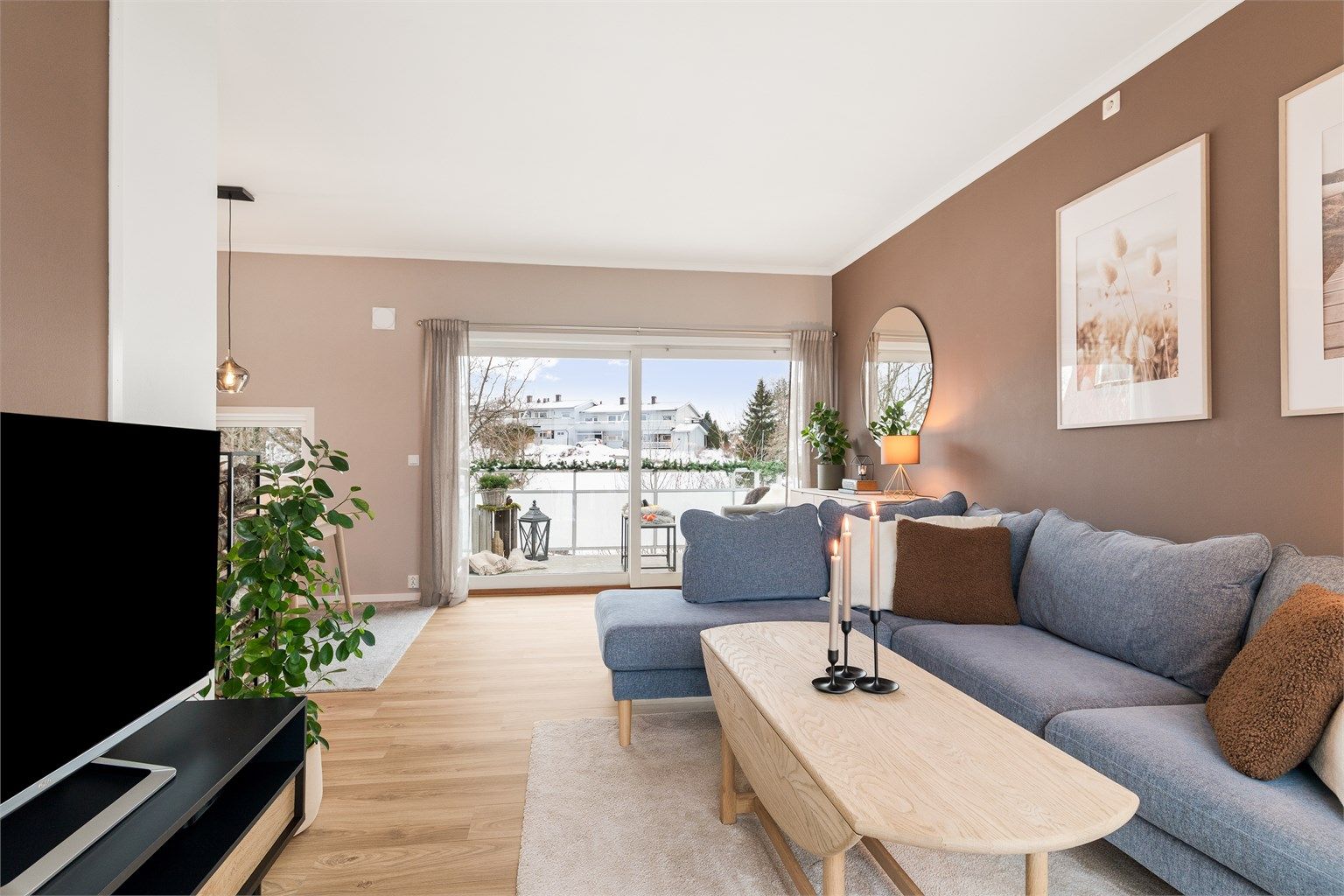 Leiligheten er gjennomgående og har en moderne og god standard med delikate fargevalg. Stuen har store vindusflater og utgang til to balkonger, begge med flott utsyn og det er spesielt gode solforhold på balkongen mot sydvest.