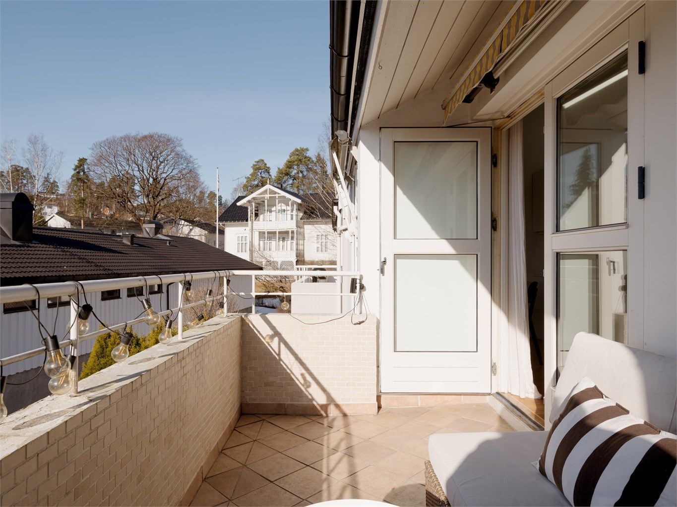 Selger informerer om gode solforhold med sol fra ca. 09:00-20.00. 