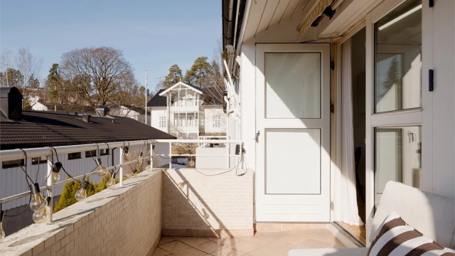 Selger informerer om gode solforhold med sol fra ca. 09:00-20.00.