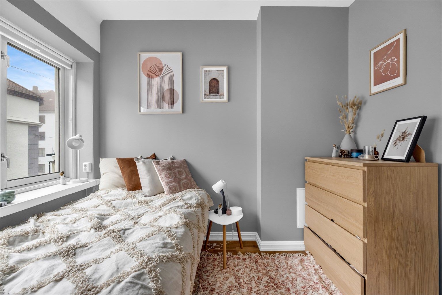 Rommet egner seg også godt som barnerom, kontor eller gjesterom.