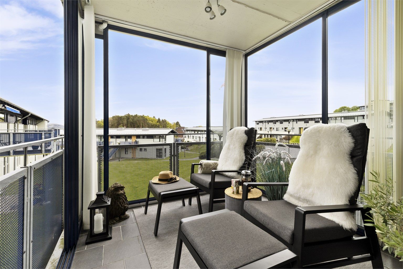 Terrassen er en skjermet og privat uteplass med plass til en komfortabel sittegruppe.