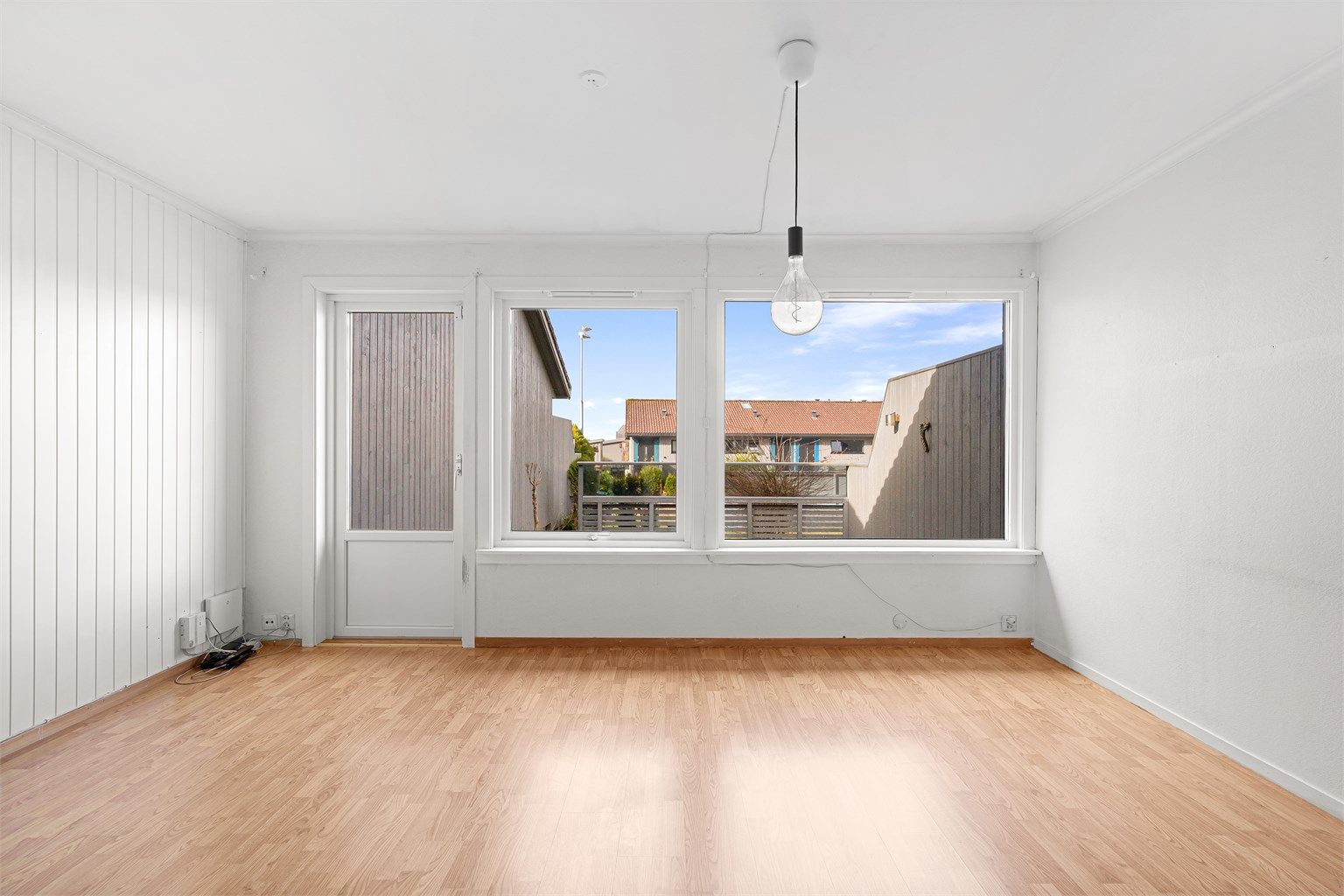 Stuen har store vindusflater som slipper inn rikelig med naturlig dagslys. 