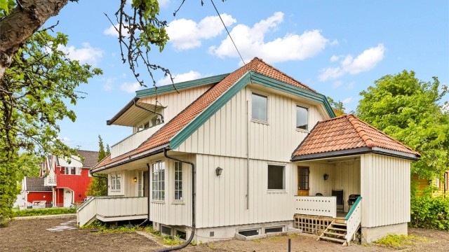 Flere og usjenerte uteplasser, praktisk overbygget balkong i tillegg til solrik og usjenert tomt. Hagen leveres ferdig planert med sådd gress.