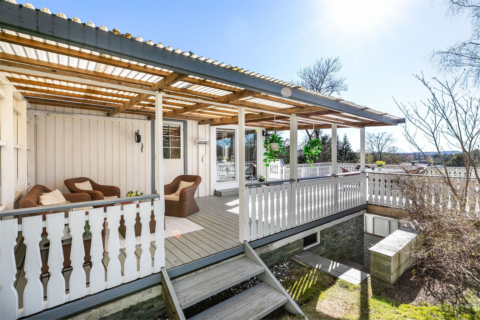 Trapper leder mellom altanen, hageflekken og carporten nedenfor.