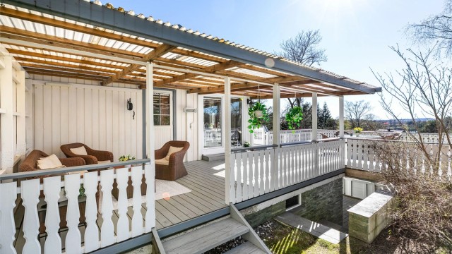 Trapper leder mellom altanen, hageflekken og carporten nedenfor.