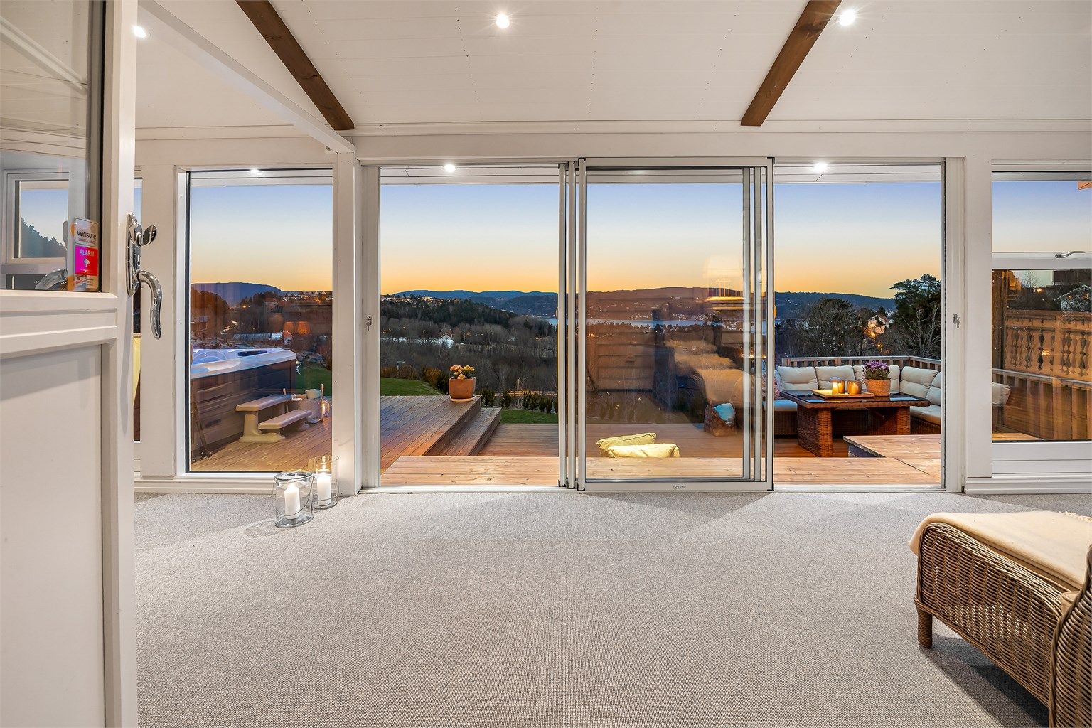 Den østvendte vinterhagen på ca. 22 m² ble bygget i 2022 og har skyvedører i glass som visker ut skillet mellom inne og ute.