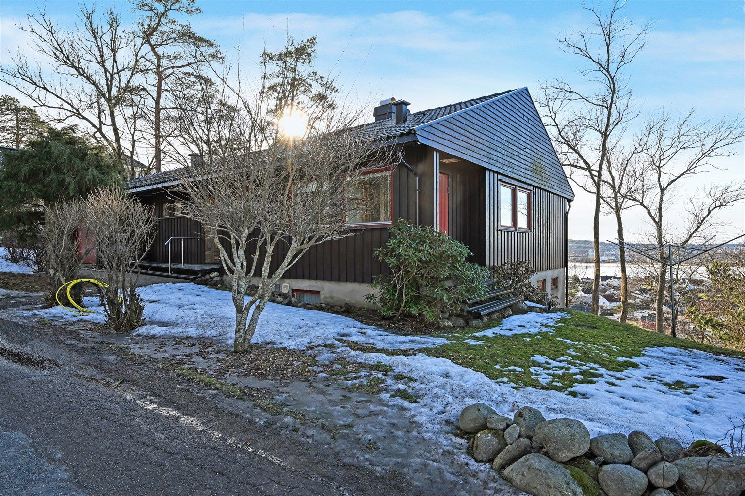 Pent og praktisk inngangsparti med gode parkeringsmuligheter og skjermede omgivelser.