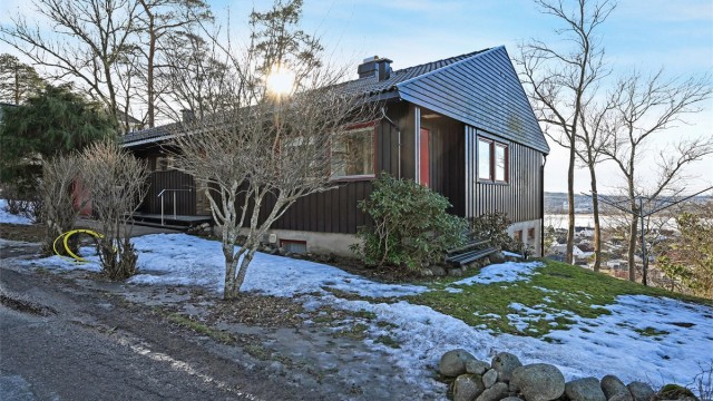 Pent og praktisk inngangsparti med gode parkeringsmuligheter og skjermede omgivelser.