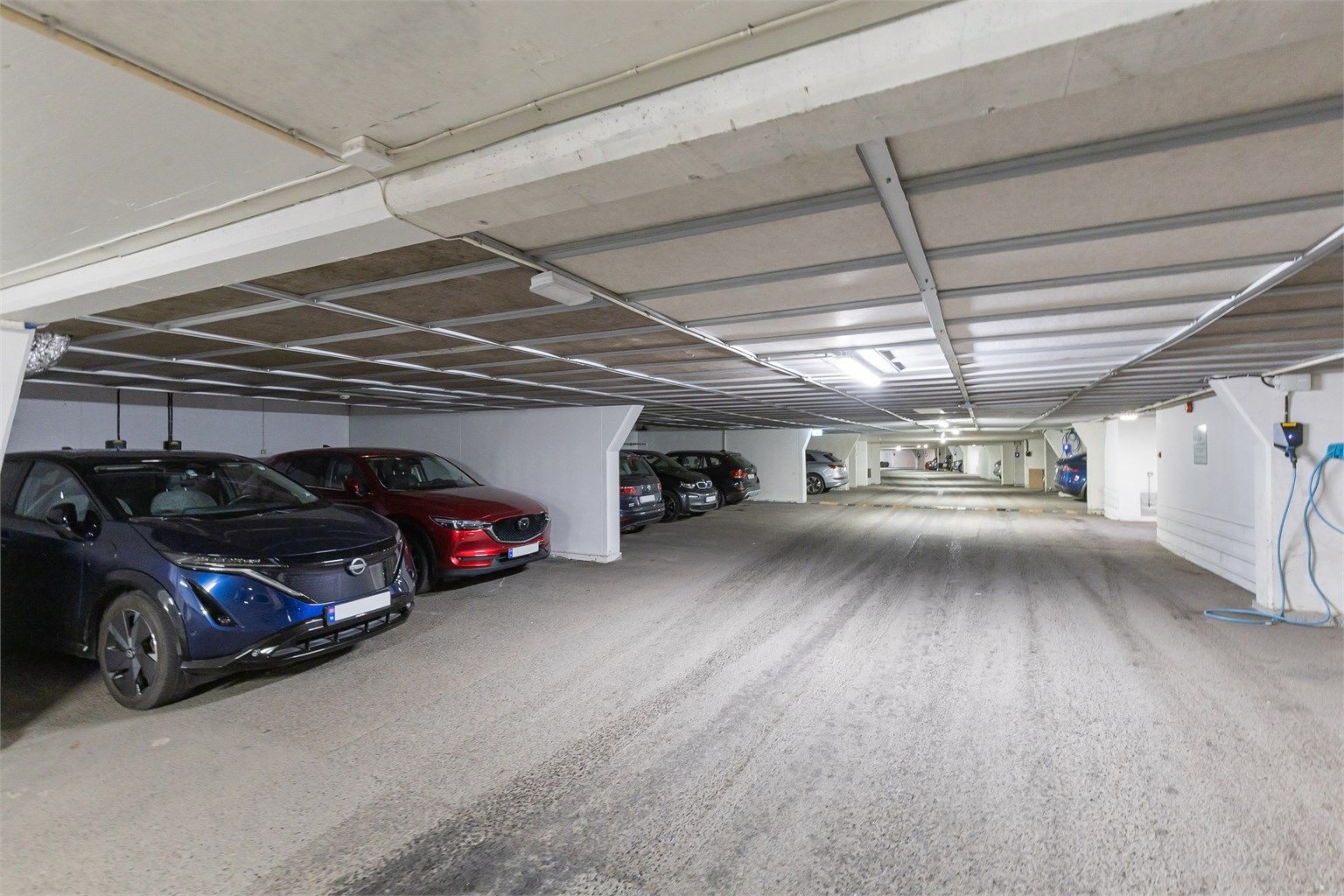 Med leiligheten følger én parkeringsplass i felles garasjeanlegg (plass nr. 369) iht. seksjoneringen.