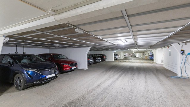 Med leiligheten følger én parkeringsplass i felles garasjeanlegg (plass nr. 369) iht. seksjoneringen.