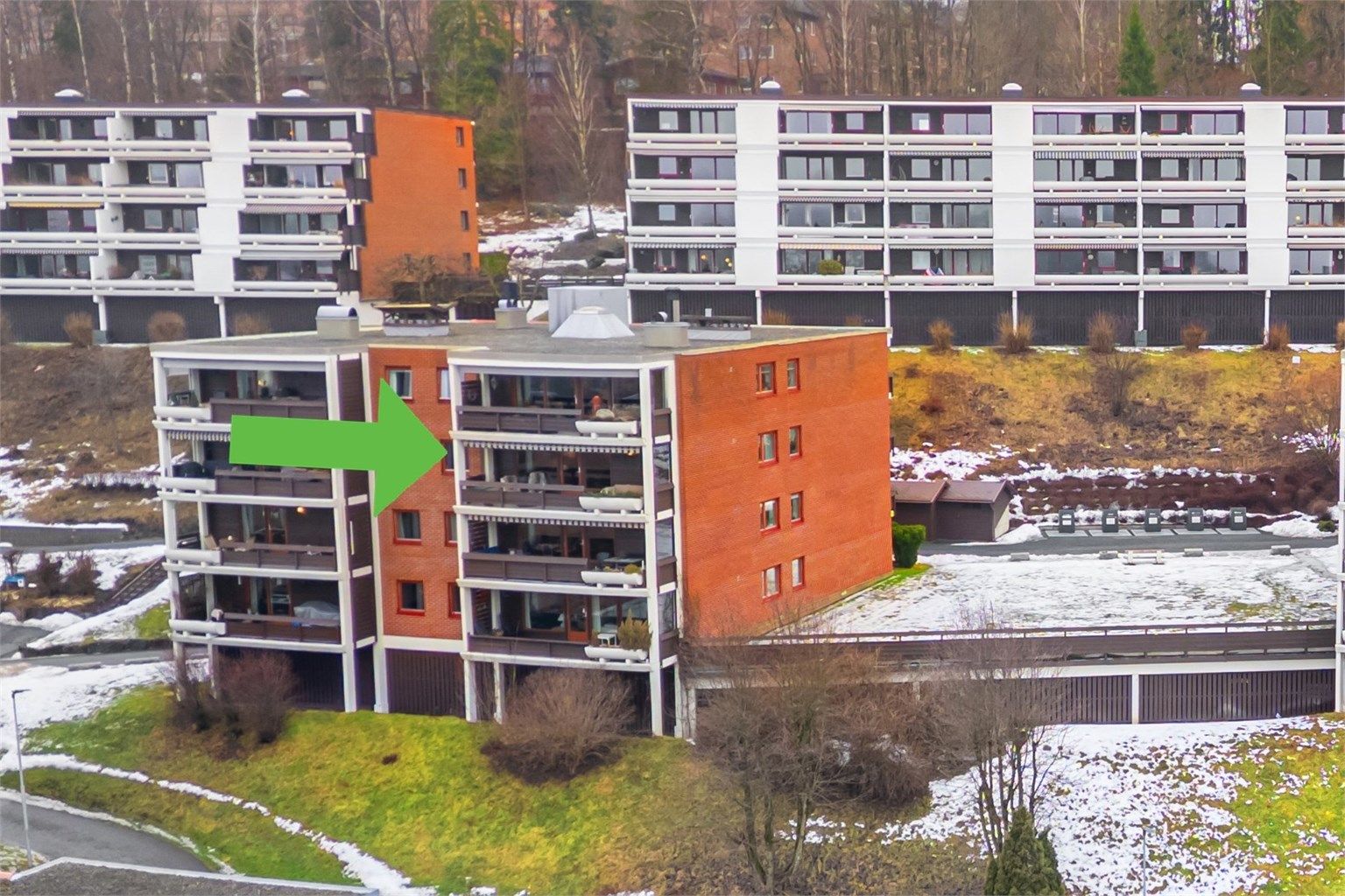 Innholdsrik og gjennomgående 3(4)-roms endeleilighet beliggende høyt og fritt i 3. etasje