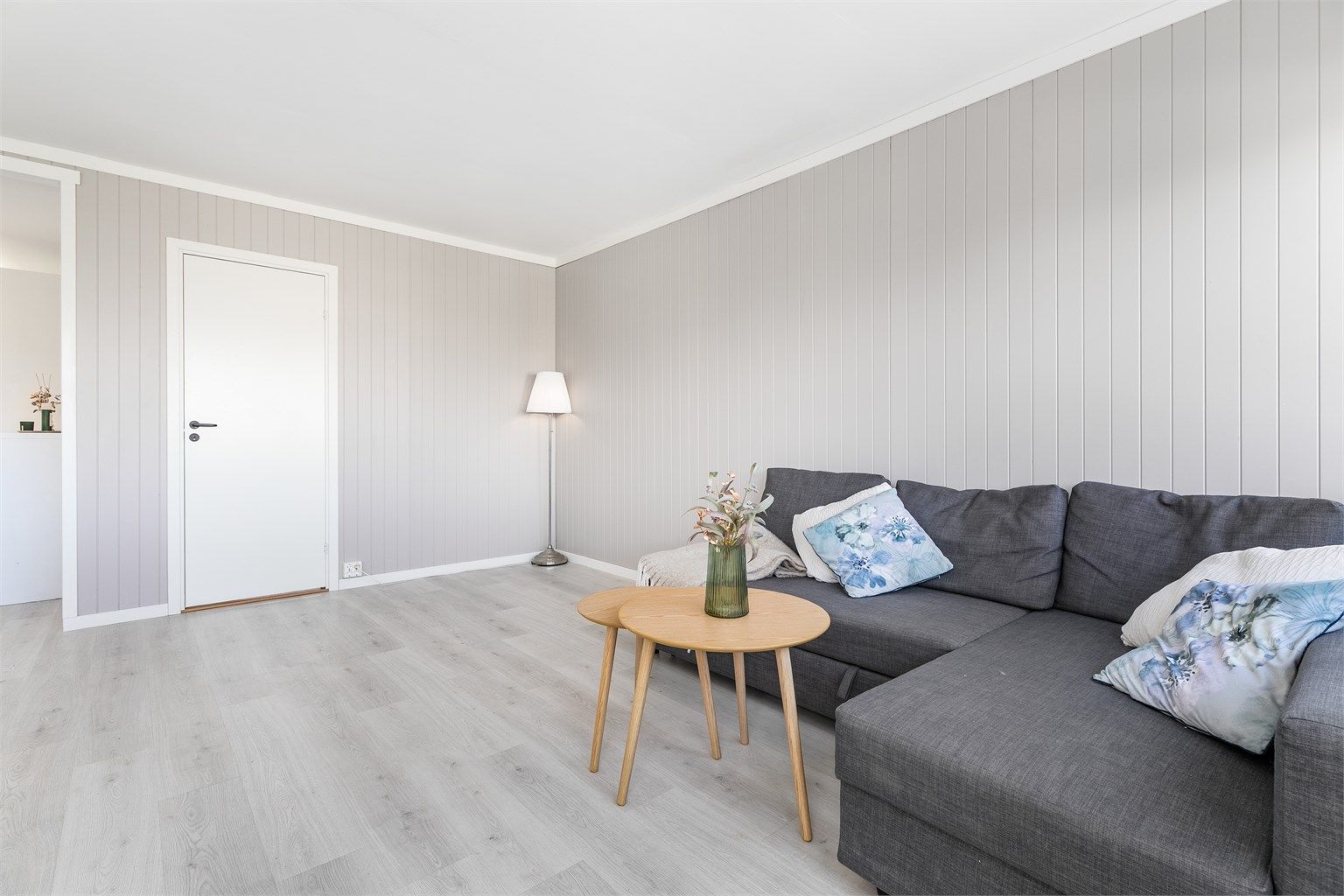 MDF-plater er montert på flere vegger, blant annet i stuen.