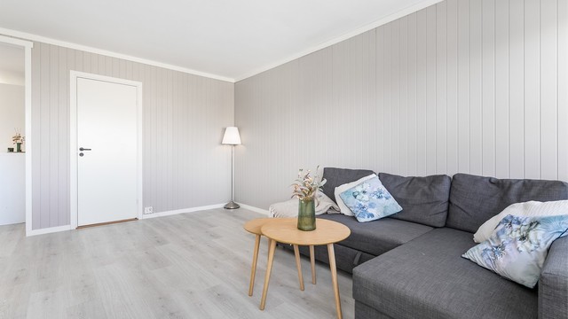 MDF-plater er montert på flere vegger, blant annet i stuen.