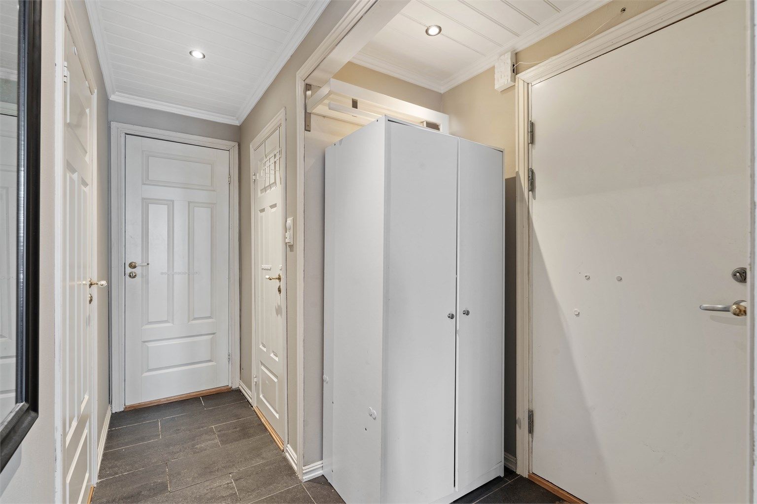 Entréen i første etasje har flislagt gulv og plass til oppbevaring. Ytterdøren er klassifisert som B30 brann- og lyddør.