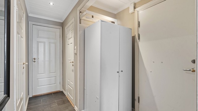 Entréen i første etasje har flislagt gulv og plass til oppbevaring. Ytterdøren er klassifisert som B30 brann- og lyddør.