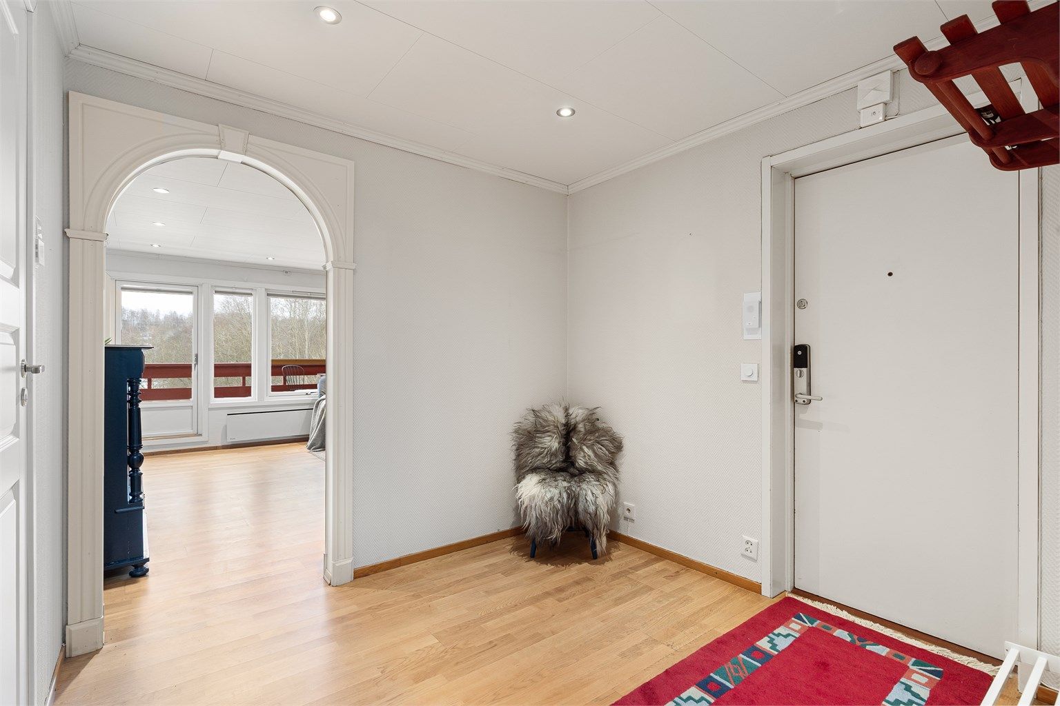 Plass for stort garderobeskap i gangen