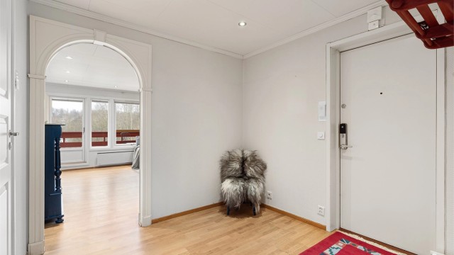 Plass for stort garderobeskap i gangen