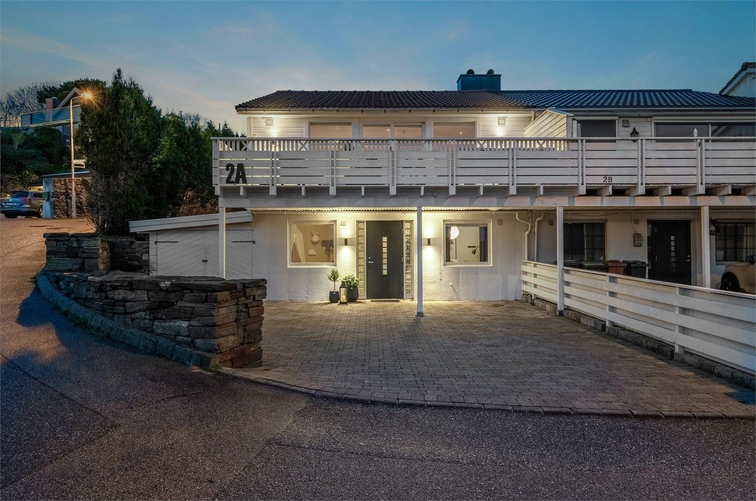 Gårdsrom med rikelig plass til biler, i tillegg til parkering i garasje.