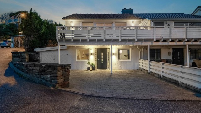 Gårdsrom med rikelig plass til biler, i tillegg til parkering i garasje.