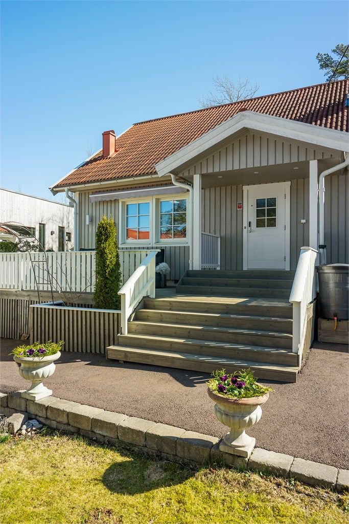 Overbygget inngangsparti med trapp ned til gårdsplassen.
