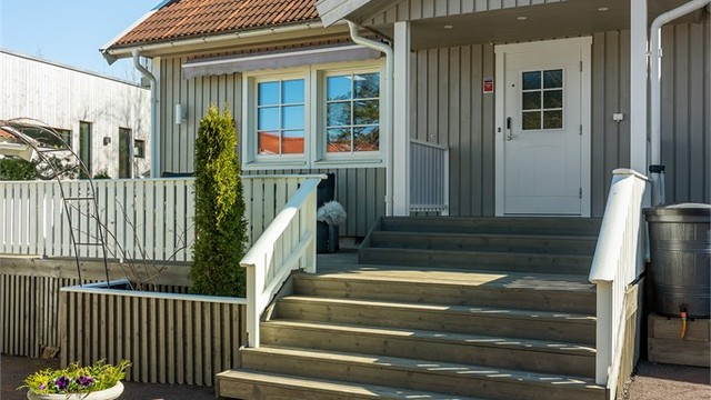 Overbygget inngangsparti med trapp ned til gårdsplassen.