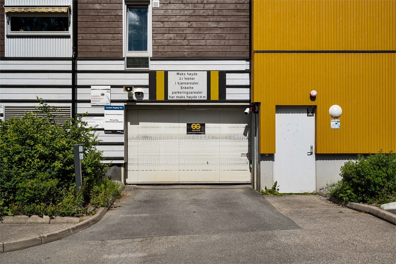 Inngang til garasjeanlegget. 