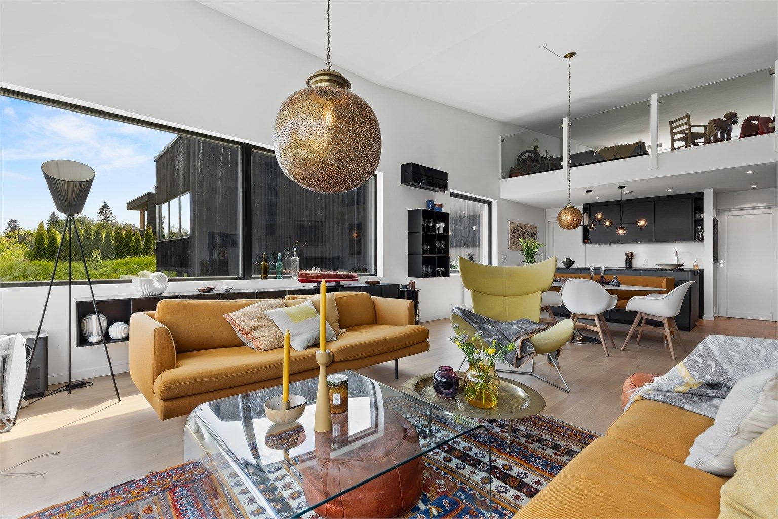 Lys og luftig stue med veldig god takhøyde. Her er det mange møbleringsmuligheter med plass til sittegruppe, TV-område og stort spisebord.