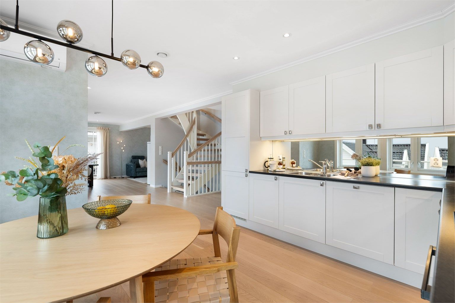 Kjøkkenet ligger åpent mot stuen, men samtidig skjermet og litt tilbaketrukket