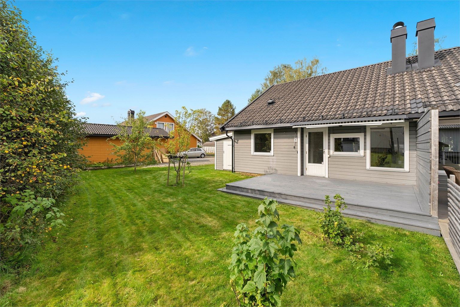 Fra terrassen er det direkte adkomst til hage med god plass til lek og moro.