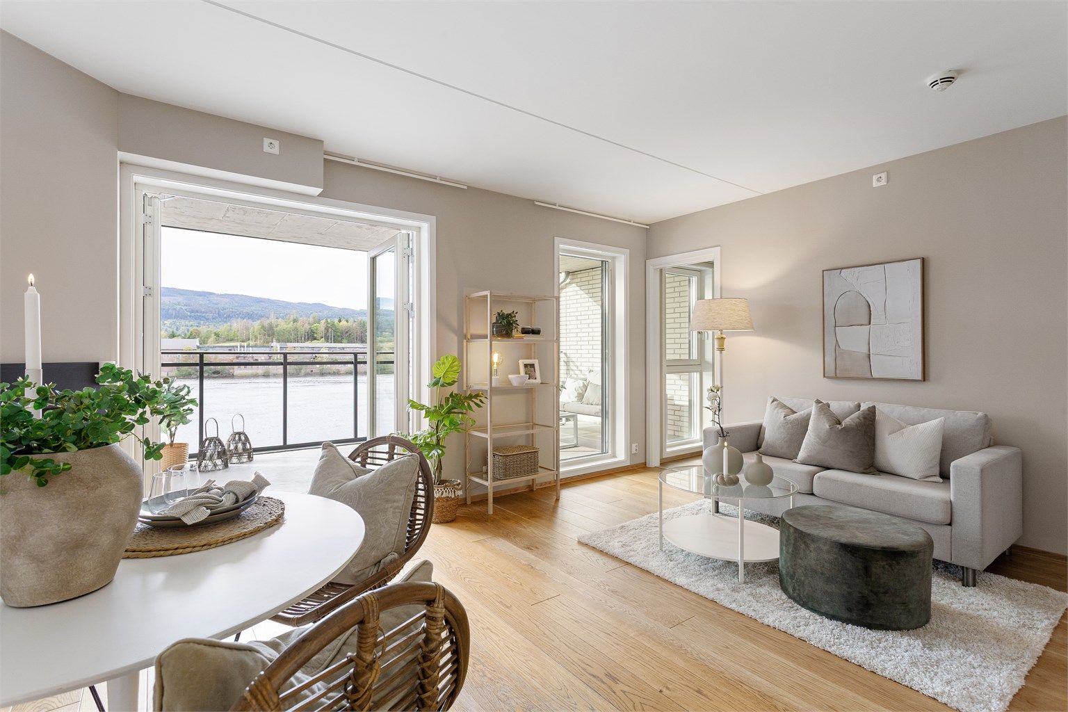 Stue med flott utsikt mot elva. Parkett gulv og vannbåren gulvvarme. Store vindusflater i stuen som gir mye naturlig lysinnslipp 