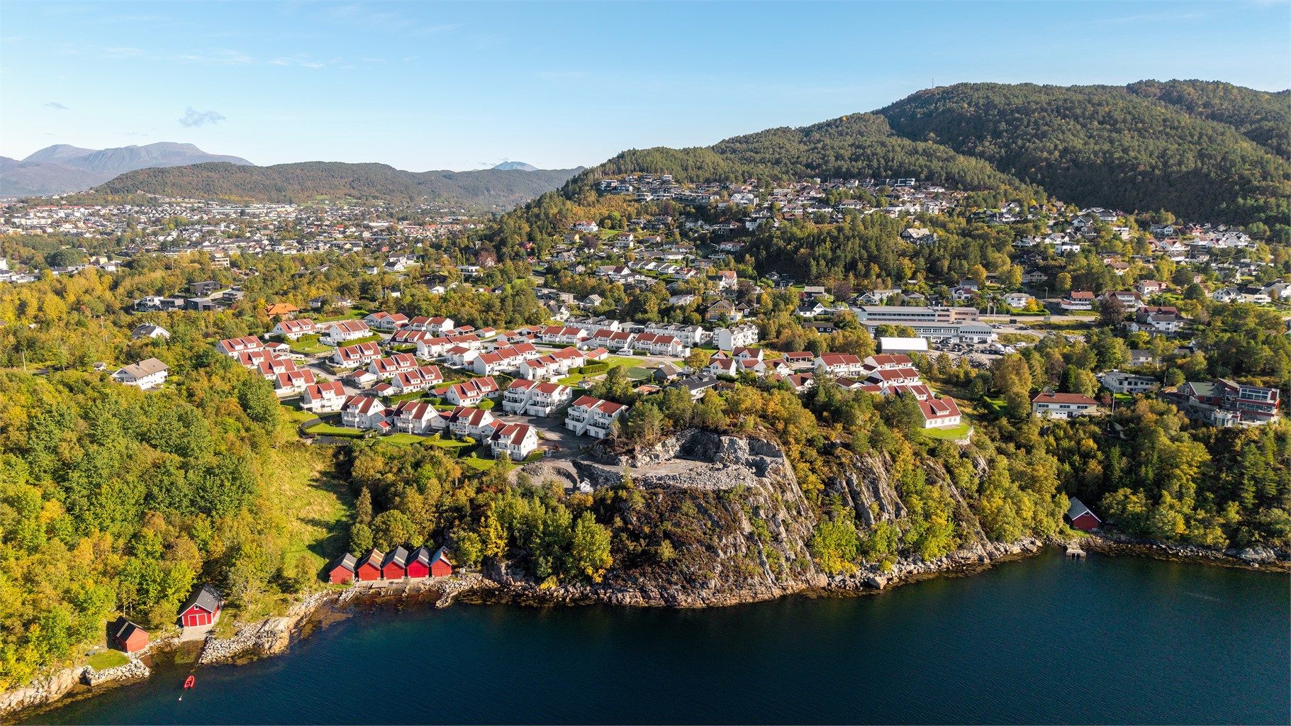 Bebyggelsen i Remvika ligger lunt til langs kystlinjen ved Borgundfjorden.