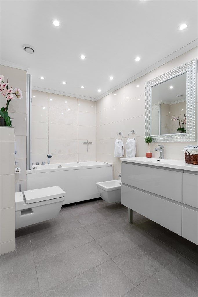 Badet ble oppgradert i 2011 og har flislagt gulv med gulvvarme for ekstra komfort.