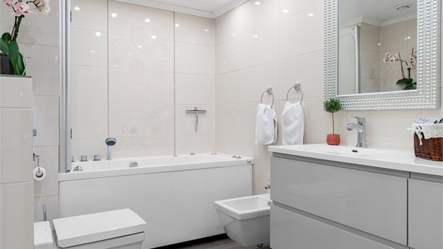 Badet ble oppgradert i 2011 og har flislagt gulv med gulvvarme for ekstra komfort.