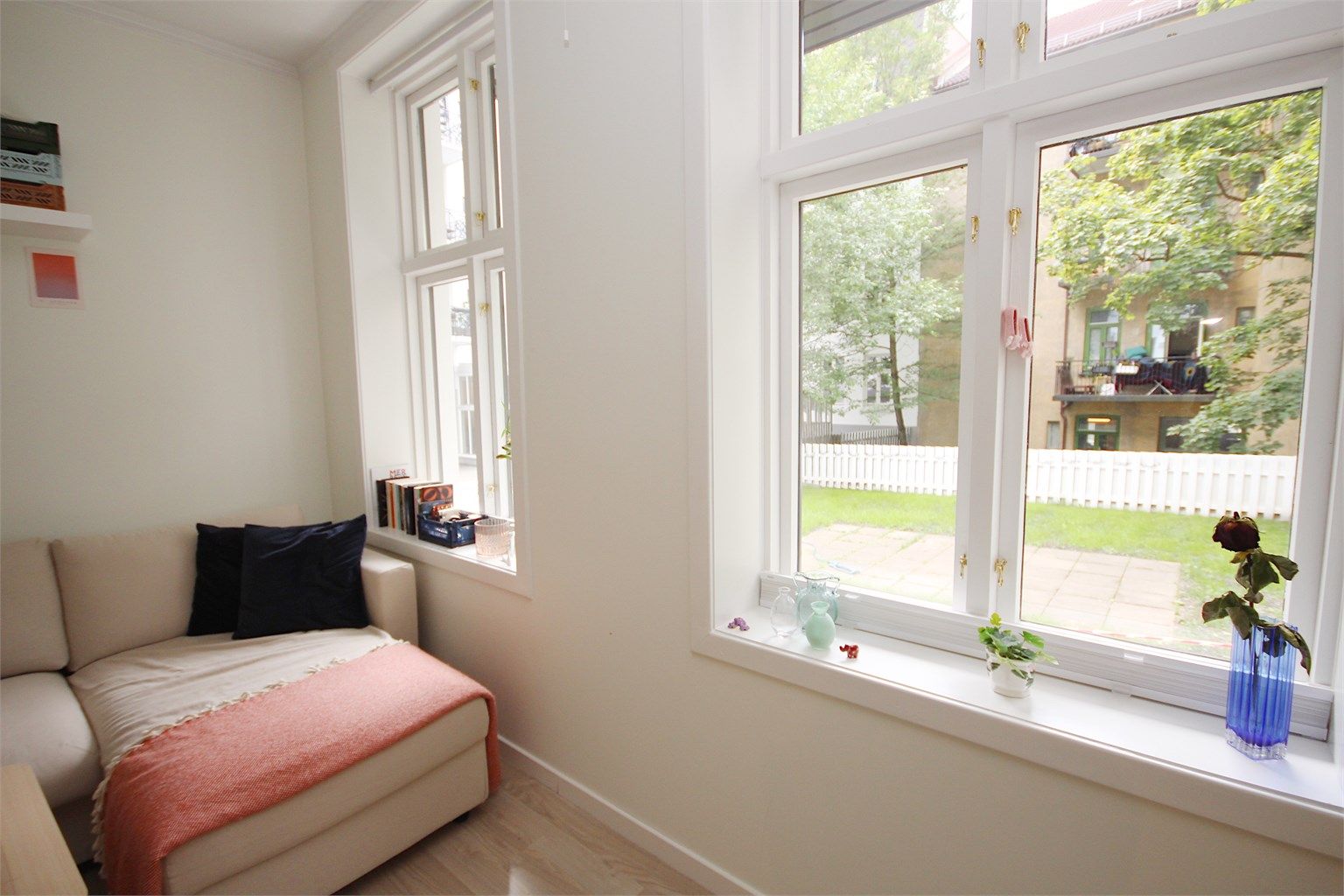 Leiligheten ligger sentralt til på Majorstuen ved Bogstadveien, men fortsatt tilbaketrukket og vendt mot rolig bakgård.