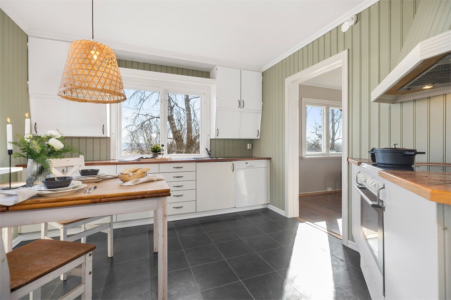 Stort og koselig kjøkken med plass til spisebord og stoler.