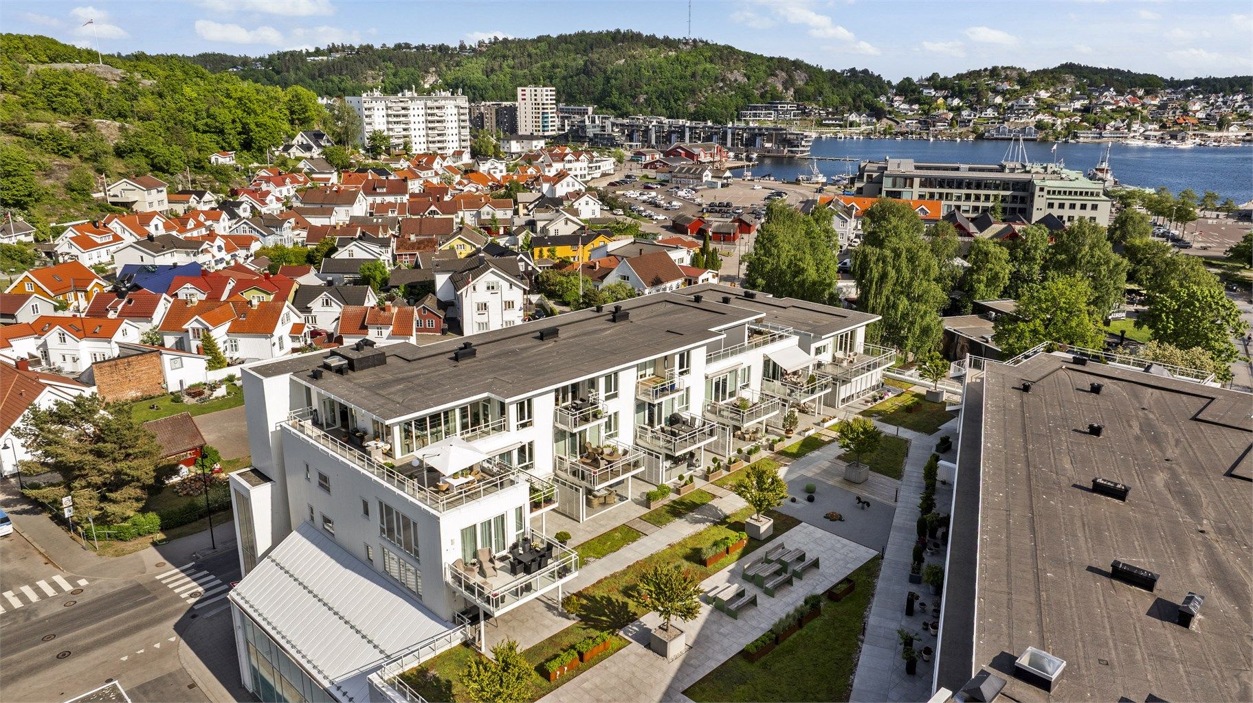 Skjermet beliggenhet i sentrum med kort gangavstand til rekreasjonsområdene på Preståsen.