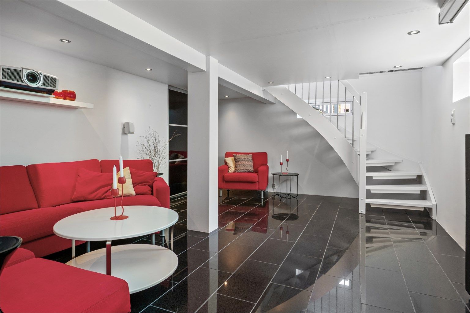 Stuener utført med sorte fliser på gulvet, gulvvarme, lysmalte, glatte vegger og hvitmalt himling med downlights. (Ikke godkjent til varig opphold)