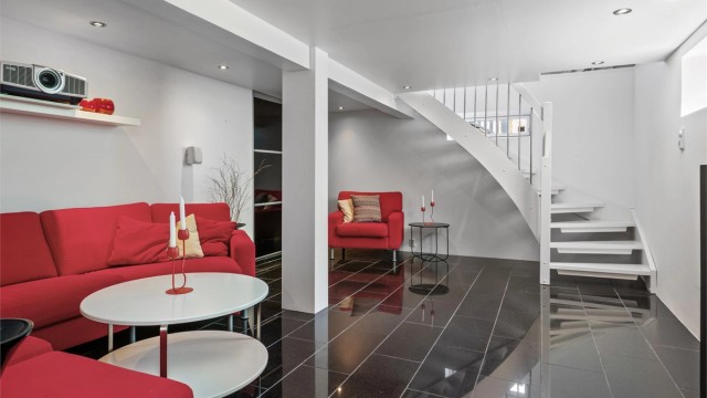 Stuener utført med sorte fliser på gulvet, gulvvarme, lysmalte, glatte vegger og hvitmalt himling med downlights. (Ikke godkjent til varig opphold)