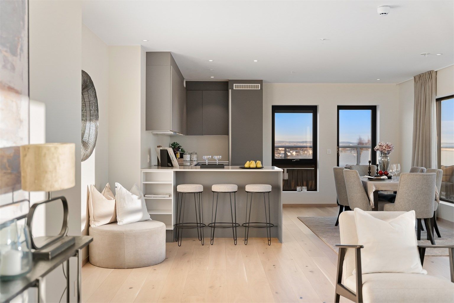 1-stavs parkettgulv i alle rom utenom baderommene