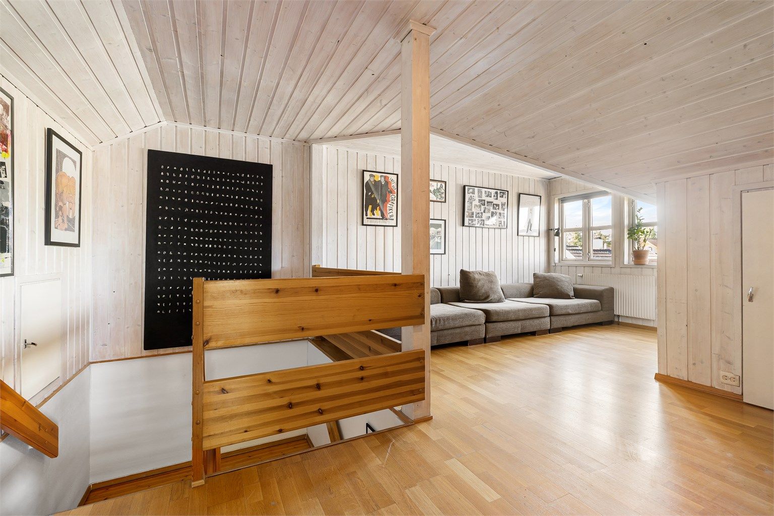 Loftstuens utforming og treoverflater gir et karakteristisk uttrykk.