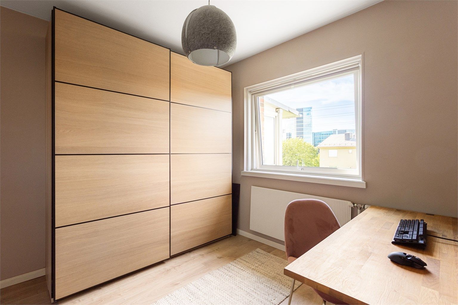Her er det god plass til både seng, skrivebord og garderobeløsning, med vinduet som slipper inn godt med naturlig lys.