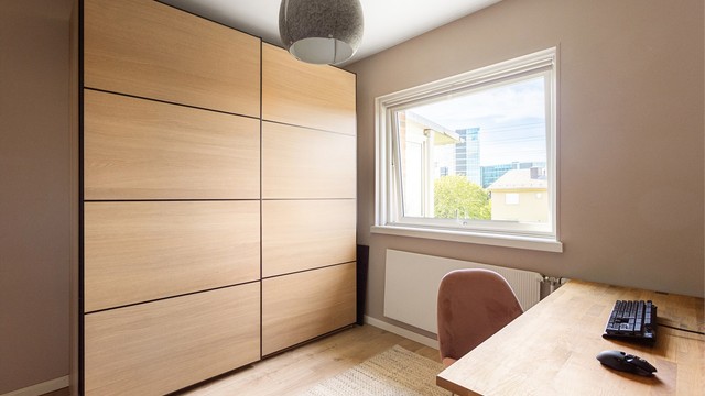 Her er det god plass til både seng, skrivebord og garderobeløsning, med vinduet som slipper inn godt med naturlig lys.