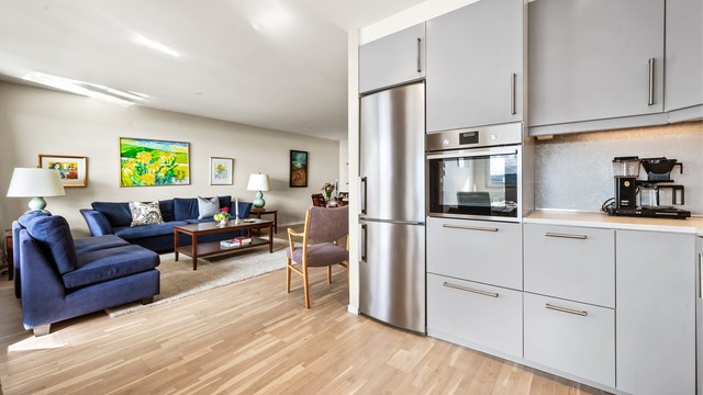 Pent IKEA-kjøkken fra 2017. Over- og underskap i glatt utførelse.