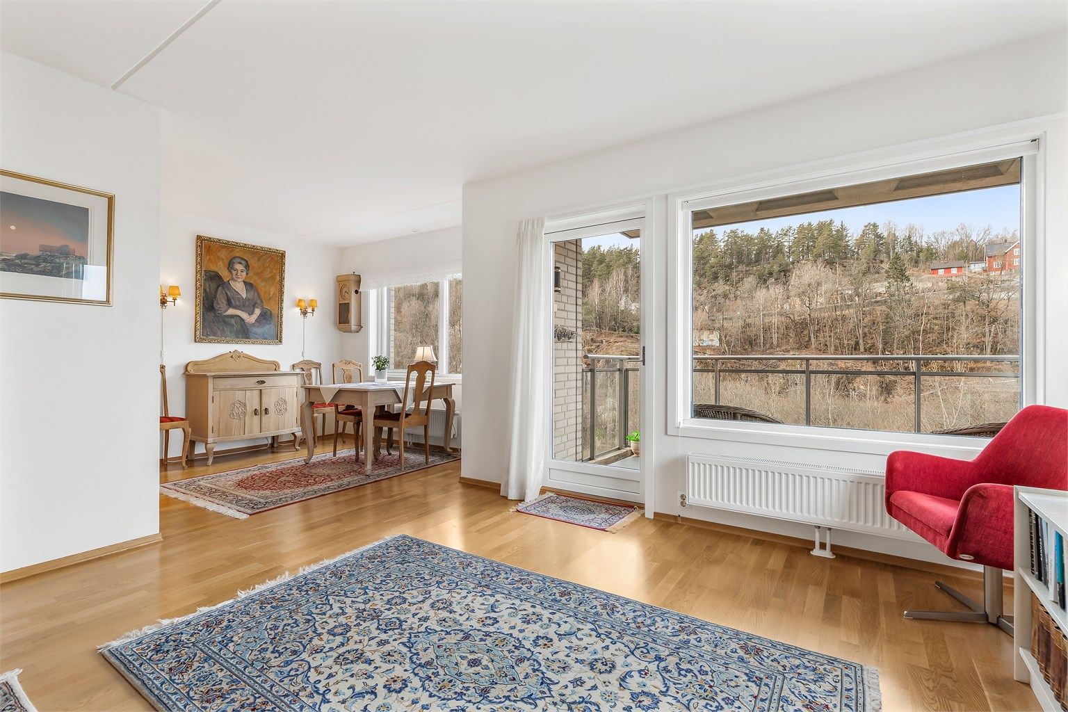 I spisestuedelen er det plass til et stort spisebord. Den delvis åpne løsningen mellom stue, spisestue og kjøkken skaper en sosial atmosfære når man er med venner og familie. Fra stuen er det utgang til balkongen.